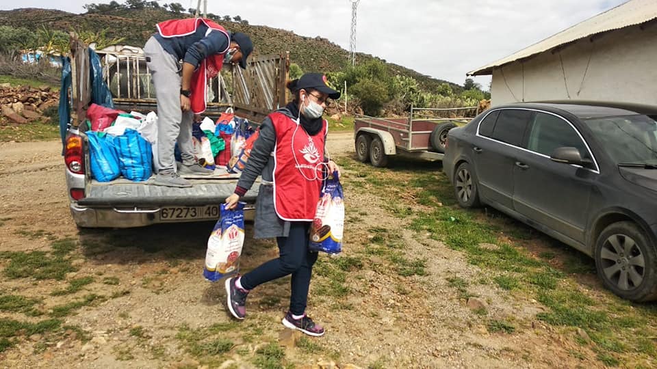 الإغاثة المدنية توزع مساعدات غذائية على الأسر المتضررة بجماعة بني كرفط